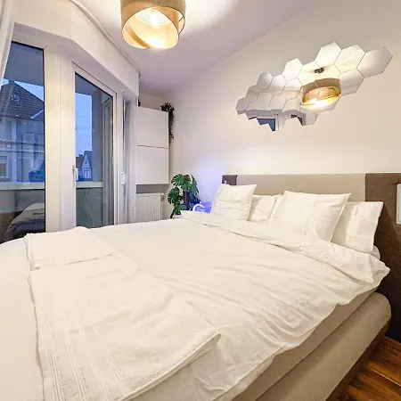 Luxurious In City-center With Balcony, Free Parking アパート *