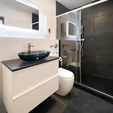 Luxurious In City-center With Balcony, Free Parking Апартаменты *