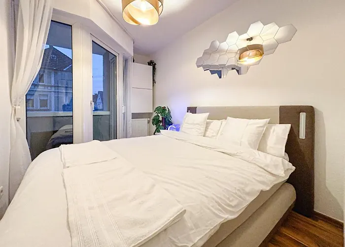 Luxurious In City-center With Balcony, Free Parking 아파트 *